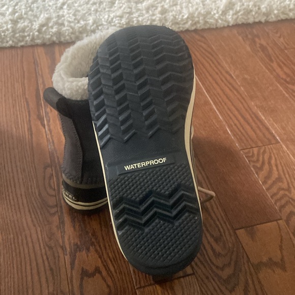 Warm waterproof comfortable boots, great for winter activities - Picture 4 of 5